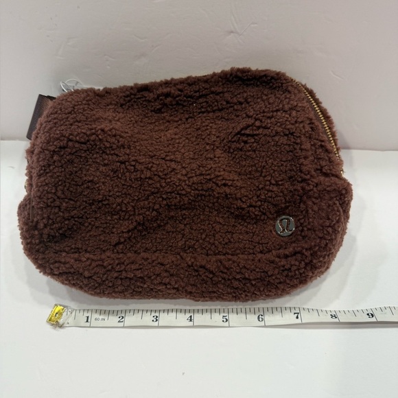 Lululemon Everywhere Belt Bag Fleece Large 2L ONE SIZE Brown Gold FUZZY NWT - Picture 4 of 9